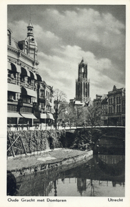 1400 Gezicht op de Oudegracht Weerdzijde te Utrecht met op de achtergrond de Domtoren en op de voorgrond de Bakkerbrug.